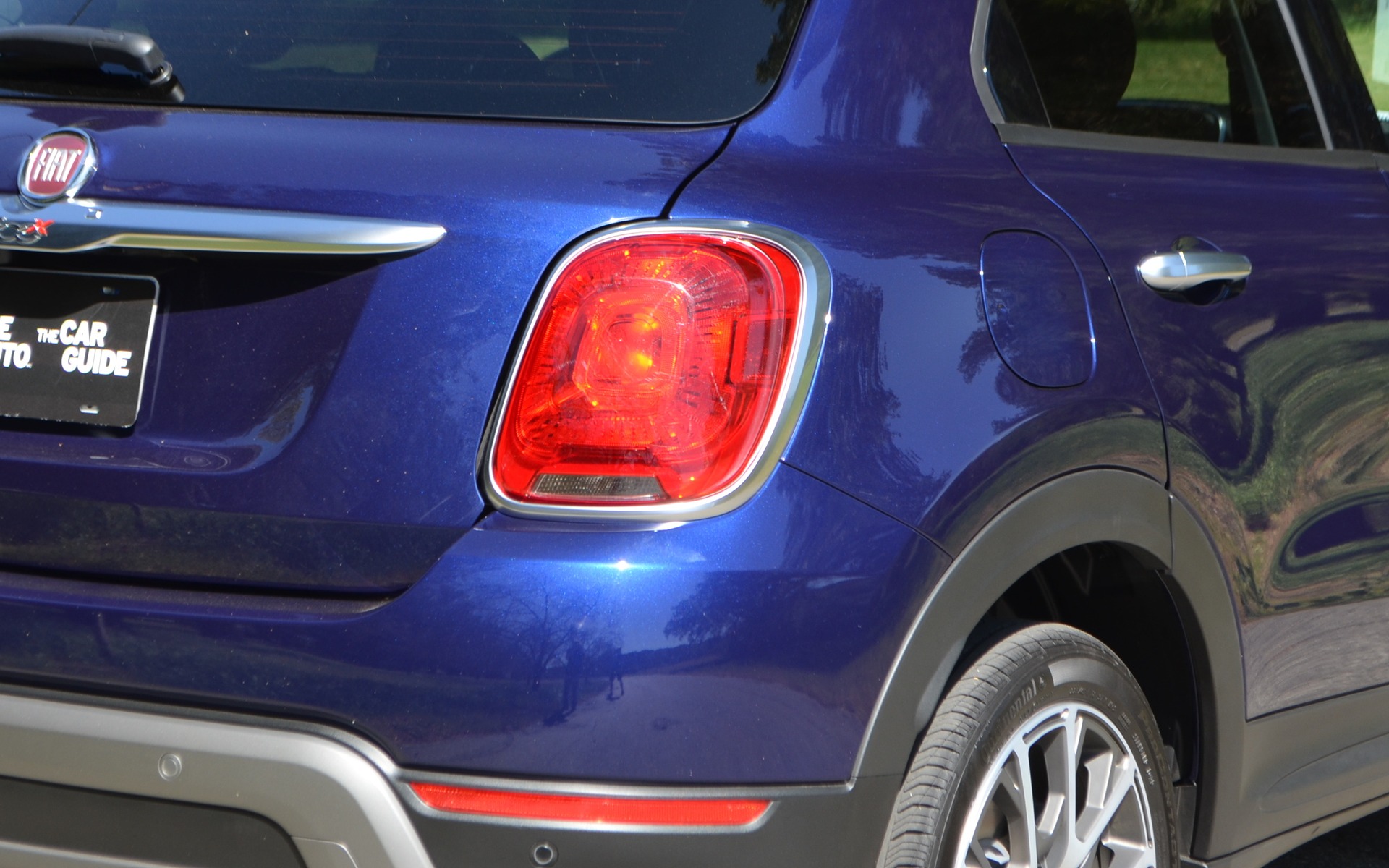 The tail lights are more square in shape than those on the 500L.