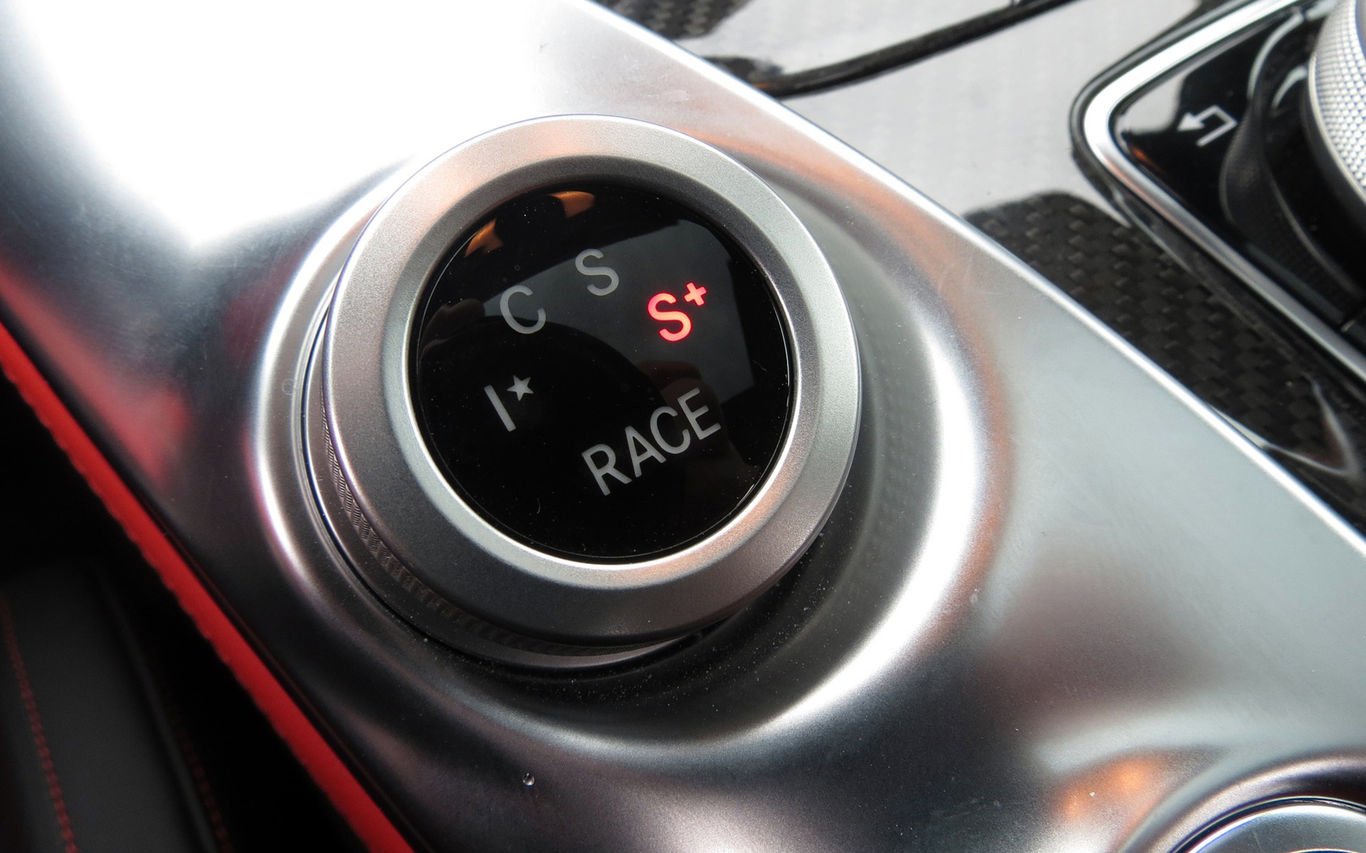 You can choose between 5 different driving modes using this wheel.