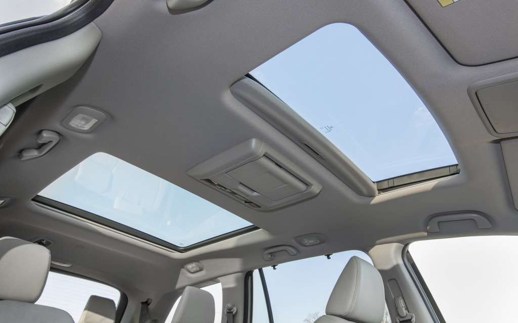Each of the two sun roofs is independent from the other.