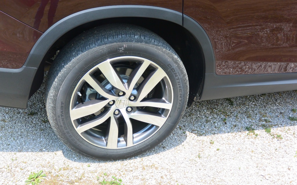 The Touring version is equipped with 20-inch wheels.