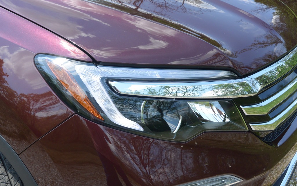 LED lamps are integrated into the headlights.