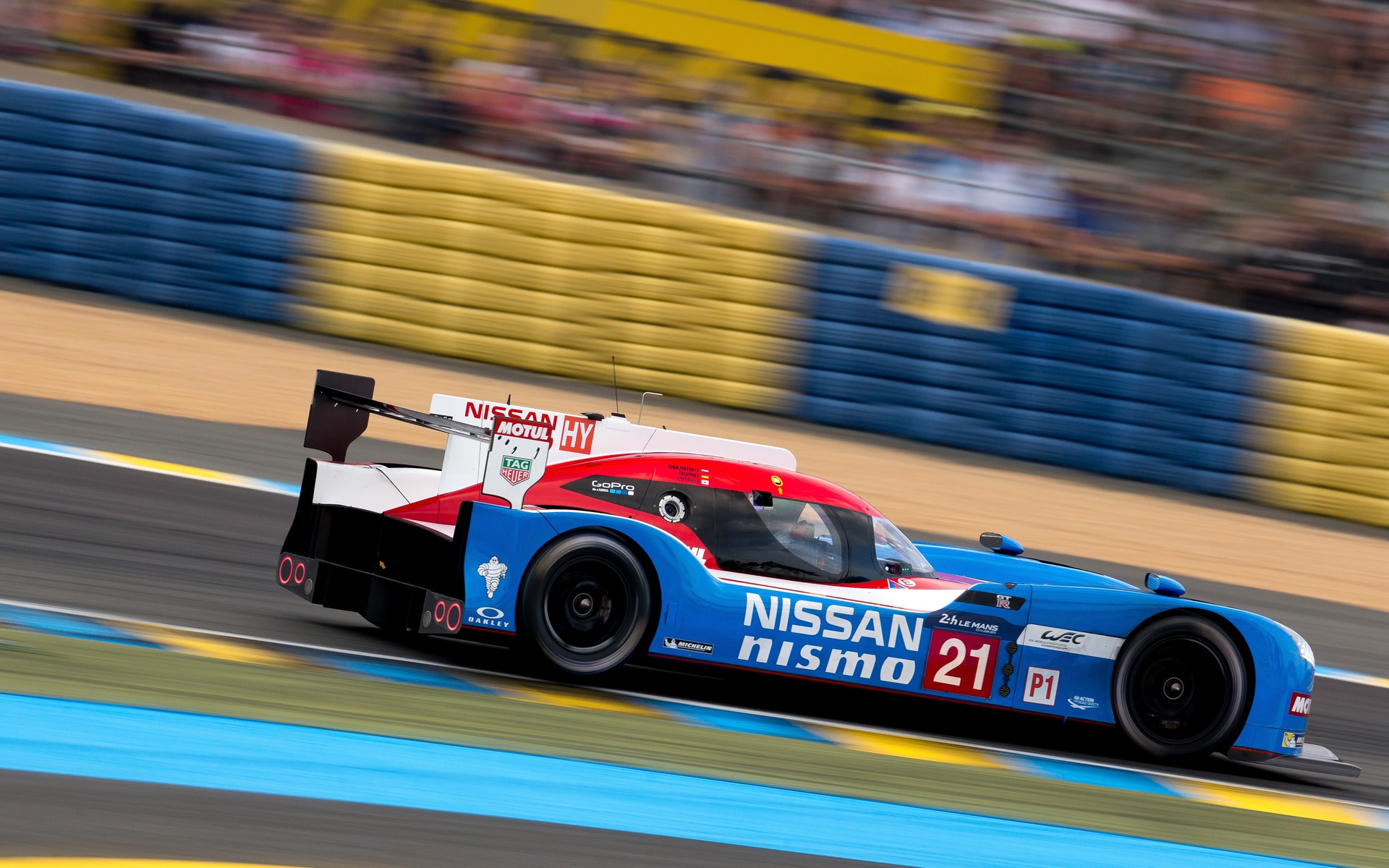 L'une des Nissan LM P1 en action sur le circuit de La Sarthe