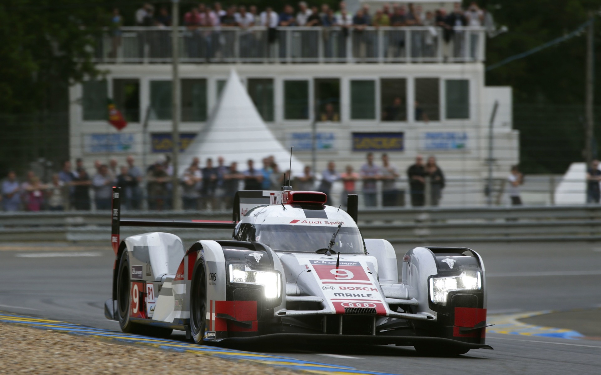 Audi LM P1 en action sur le circuit de La Sarthe