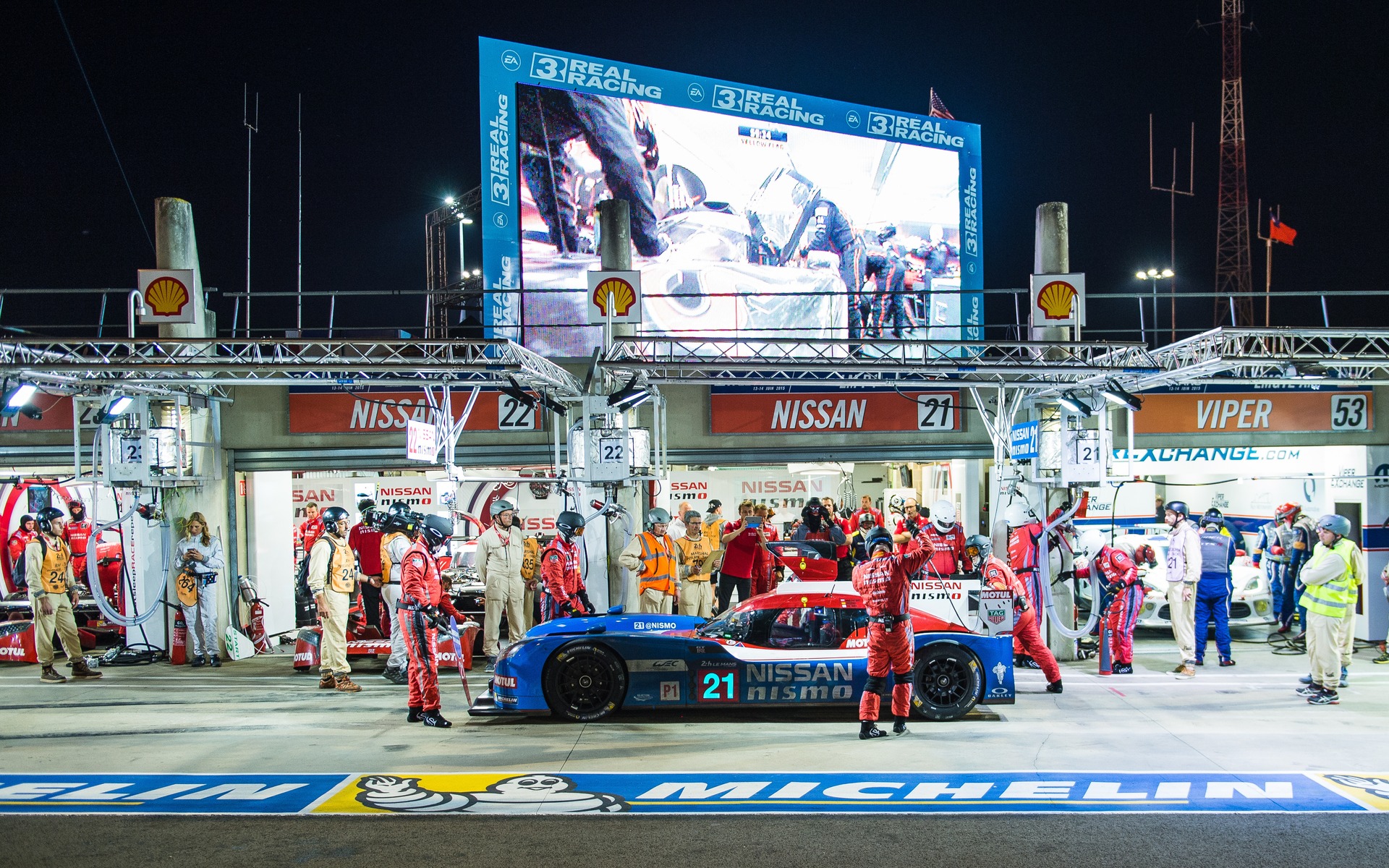 Nissan GT-R LM NISMO en action pendant la nuit aux 24 Heures du Mans 2015