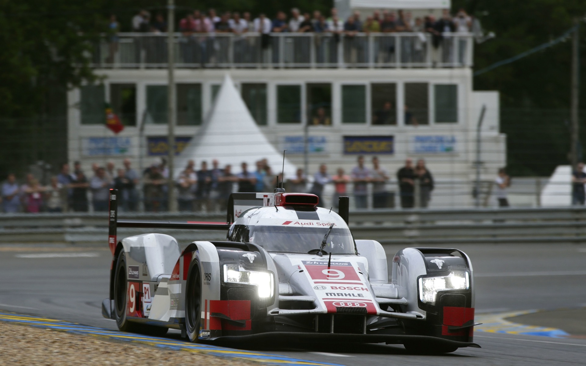 Audi numéro 9 en action aux 24 Heures du Mans 2015
