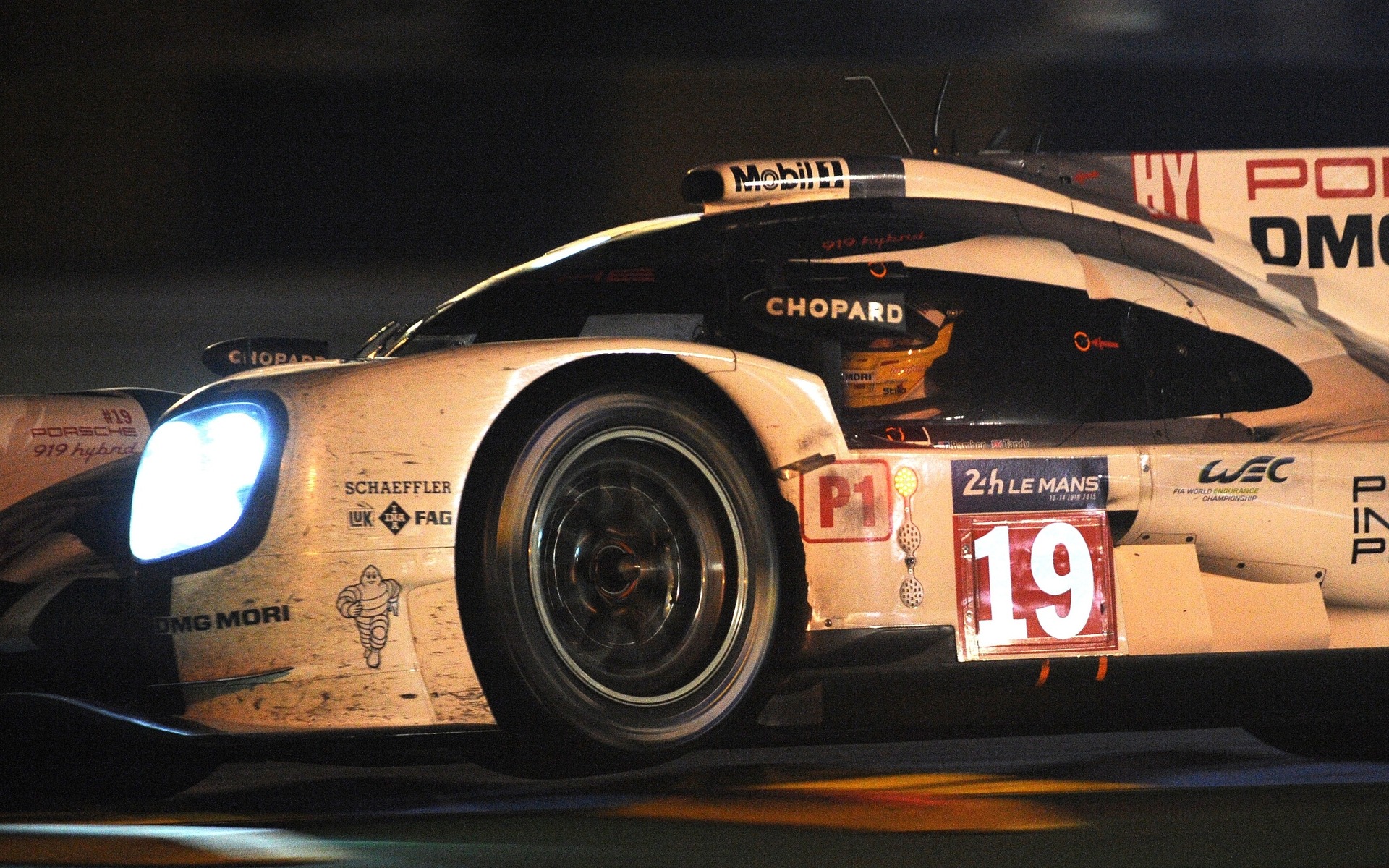 La Porsche numéro 19 pendant la nuit aux 24 Heures du Mans 2015