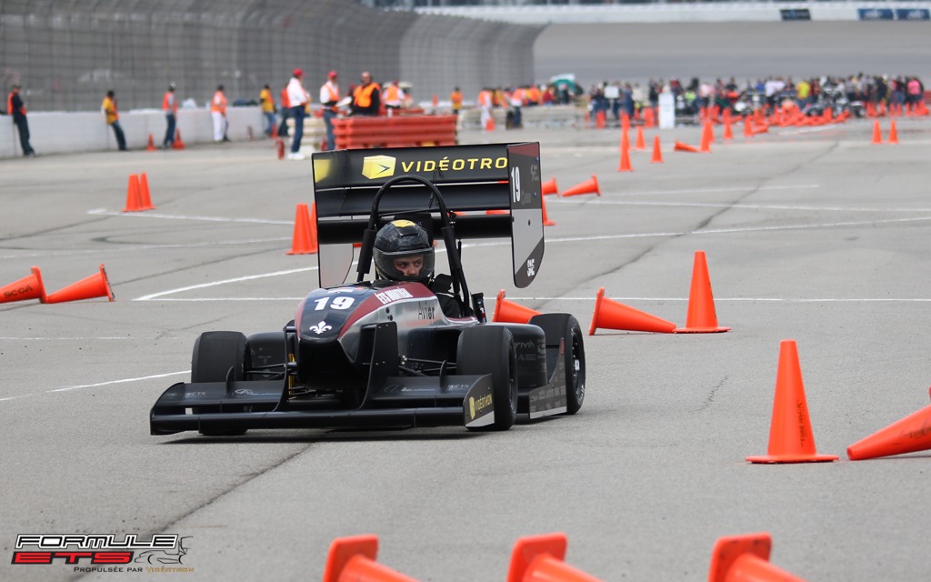 La voiture filant sur la piste de l’autocross de la Formula SAE Michigan