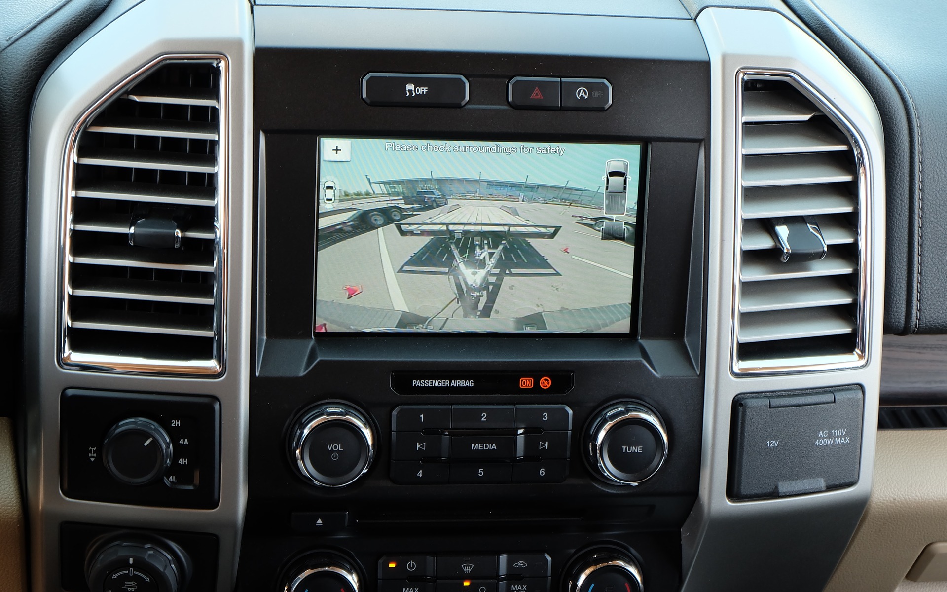 On voit ce qui se passe grâce à la caméra de recul.