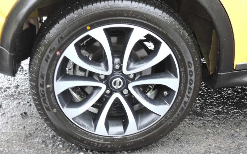 La SL fait appel à des pneus de 17 pouces, un bon compromis.