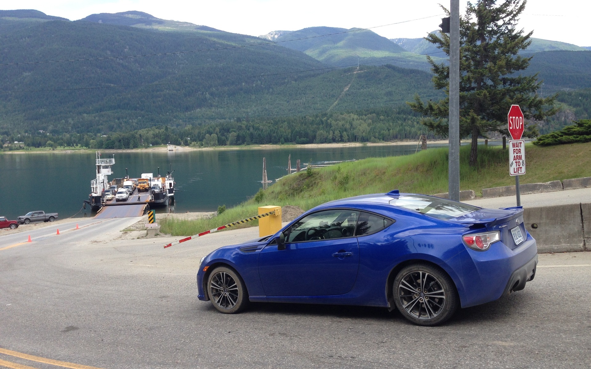 Un de nos BRZ attend de traverser le fleuve Columbia de Needles à Fasquier