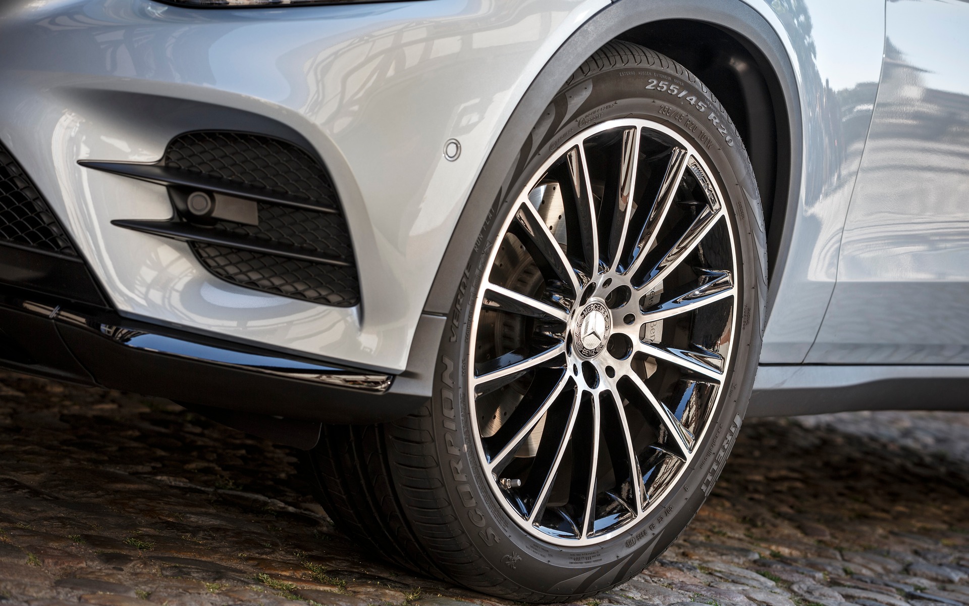 It looks stocky, compounded by the 19-inch (or optional 20-inch) wheels. 