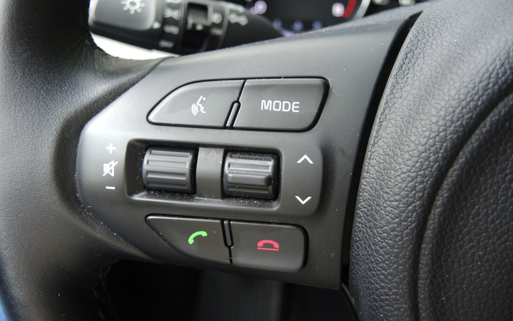 Commandes audio et téléphonie sur le rayon gauche du volant.
