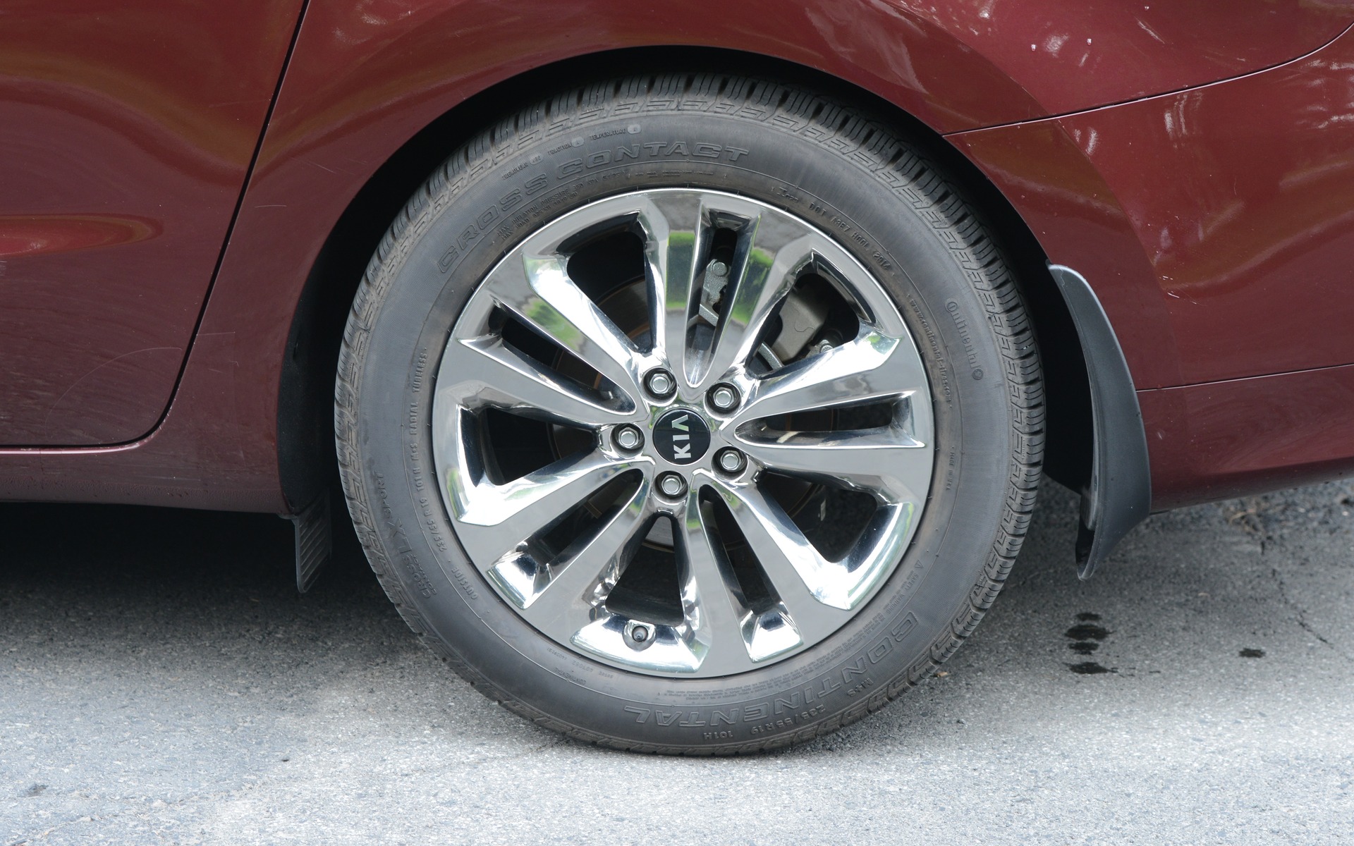 Le Sedona roule sur des pneus de 19 pouces.