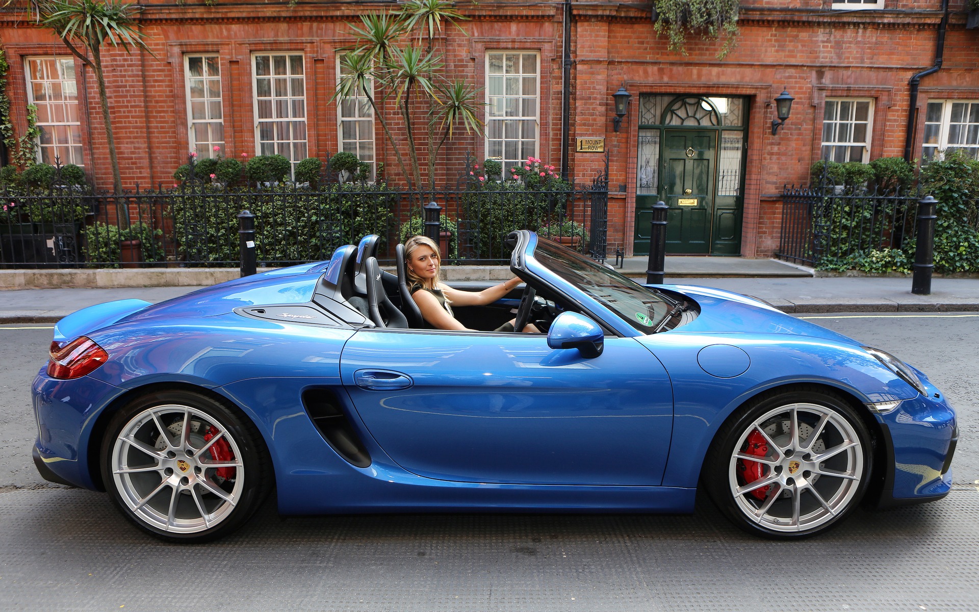 Maria Sharapova dans la Porsche Boxster Spyder 2016