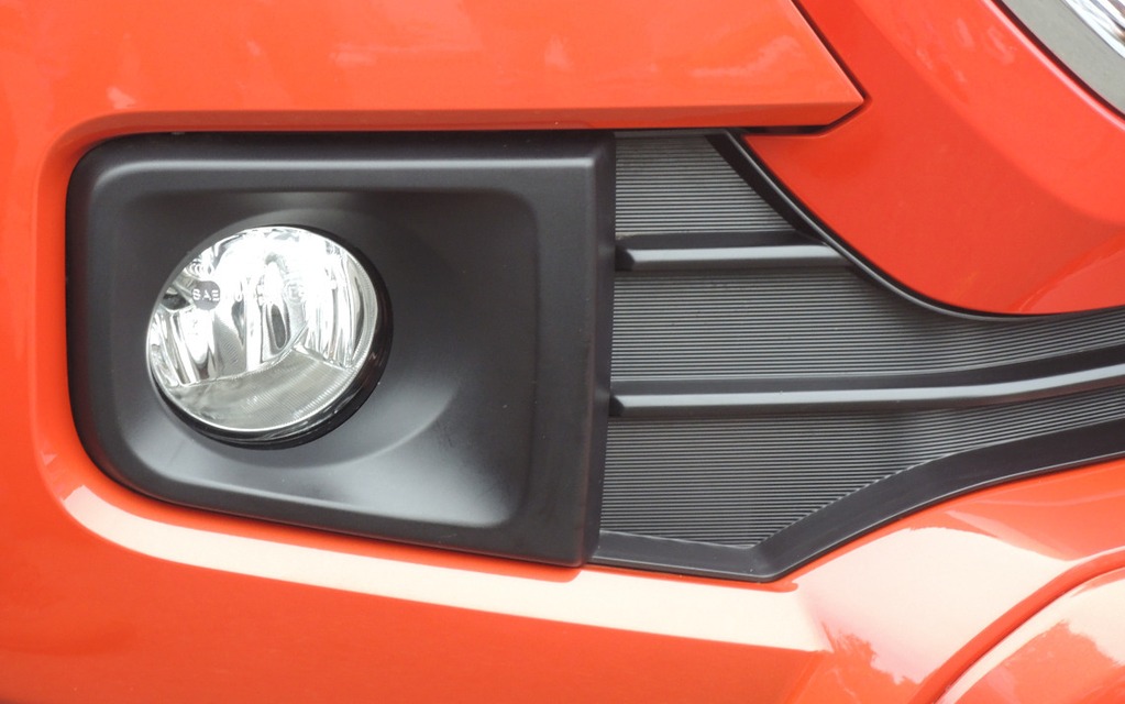 The fog lights have their own plastic housings.