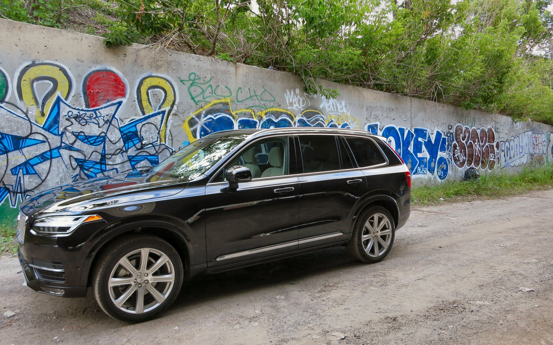 The 2016 Volvo XC90 continues its risk-taking under the hood.