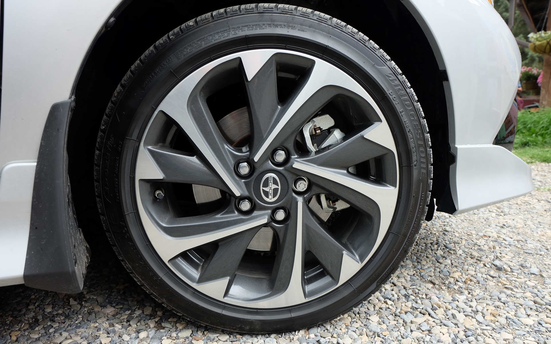 Scion iM 2016 - les seules roues sont celle-ci, des 17 pouces.
