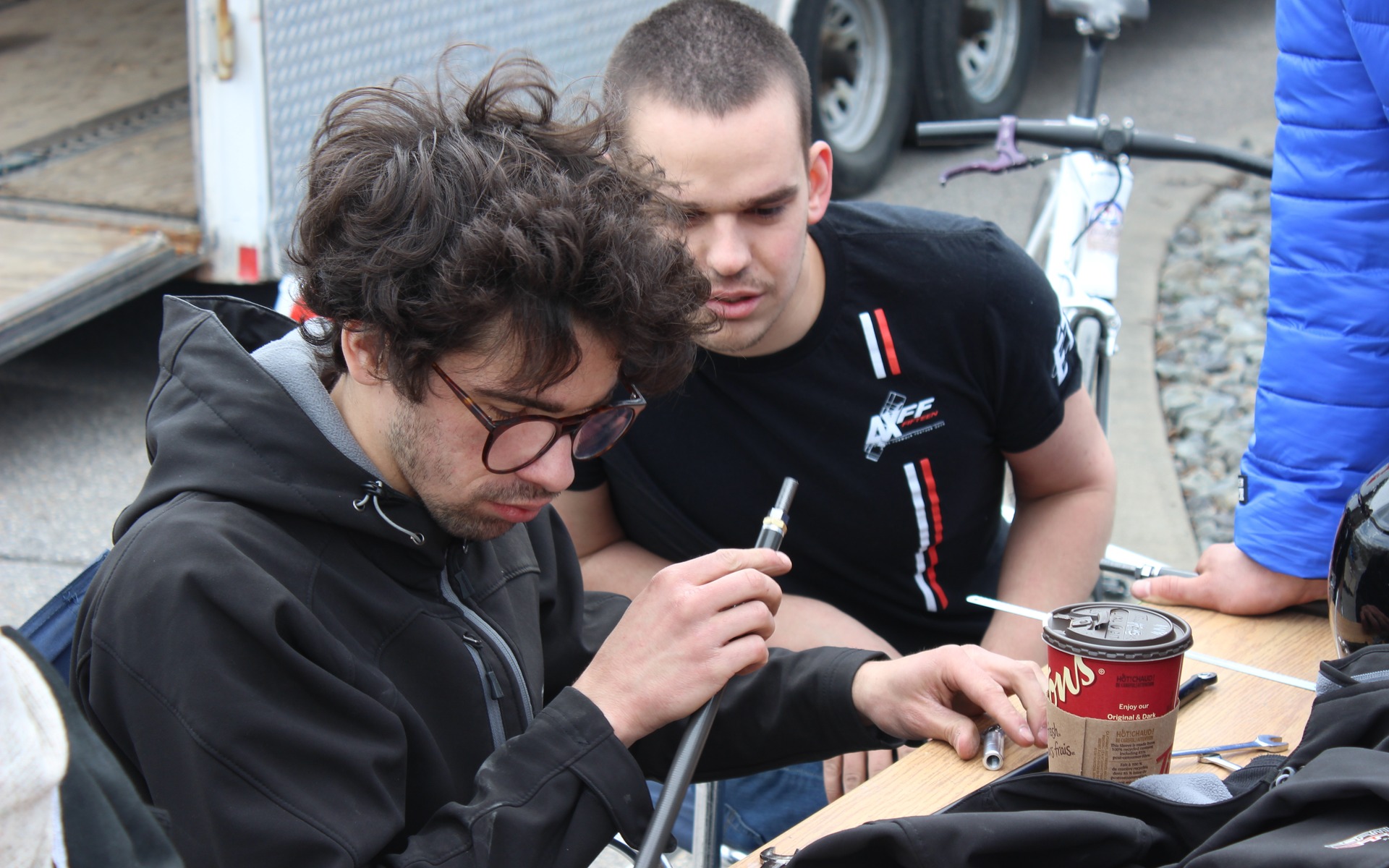 Inspection d’une pièce brisée avant de retourner rouler