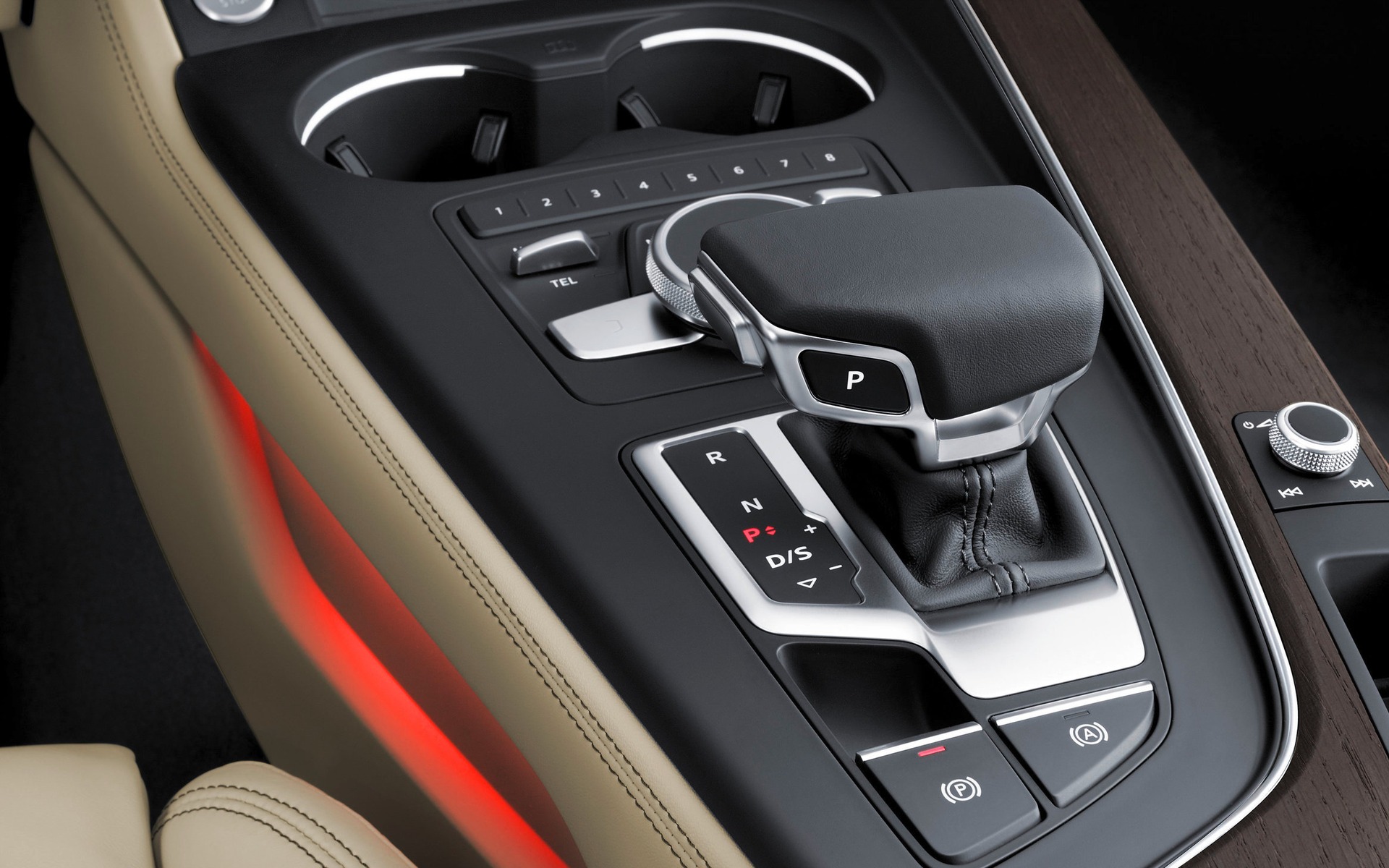 Audi A4 2017 - Sélecteur de vitesses de forme plus carrée.