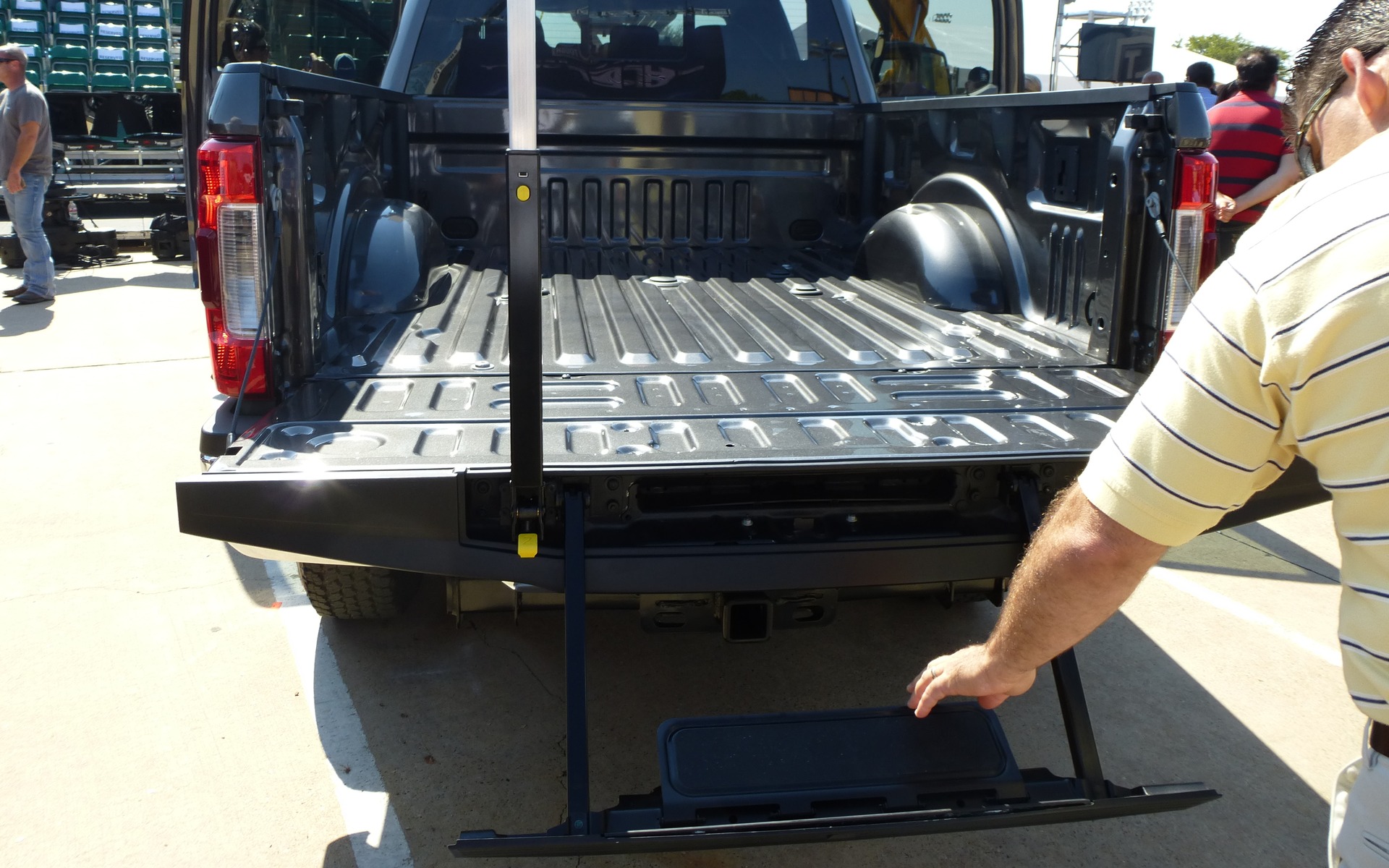 Tailgate with integrated step
