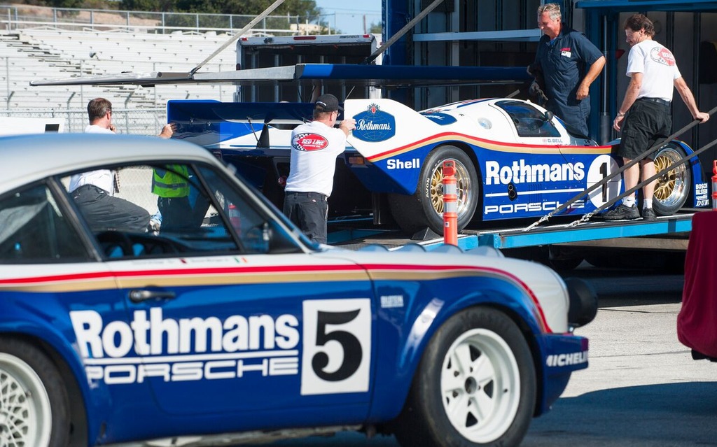 Une 962 arrive à Laguna Seca. En avant plan, la 969 du Paris-Dakar.