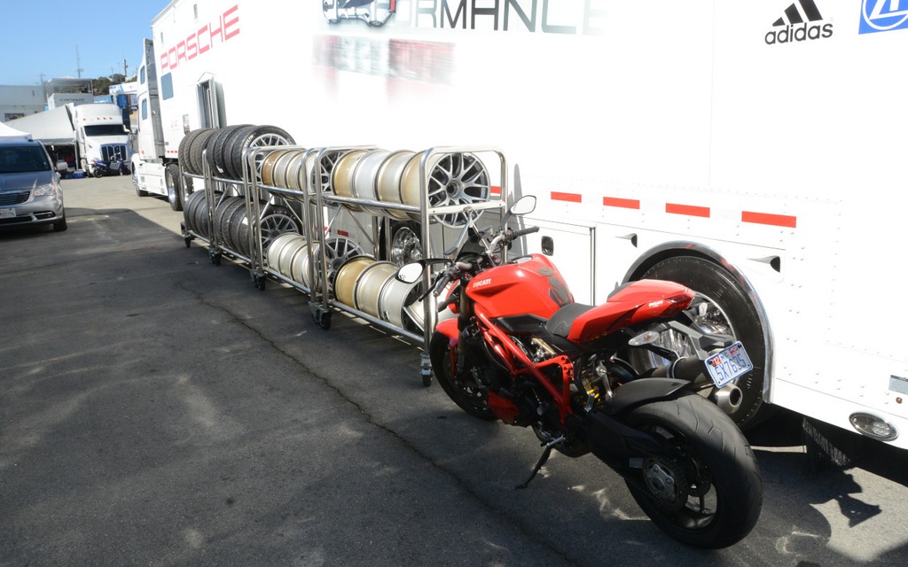 Une moto Ducati chez Porsche.