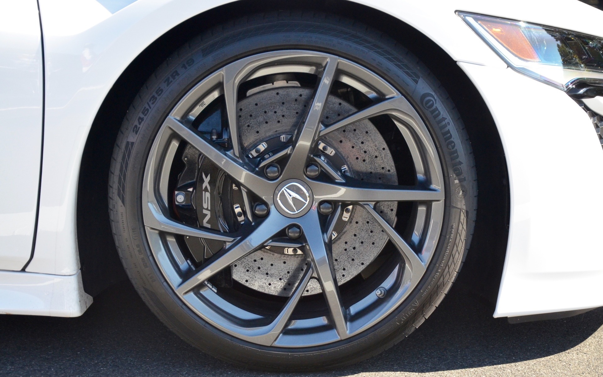 Acura NSX 2017 - Roues en alliage, freins en composite de céramique.