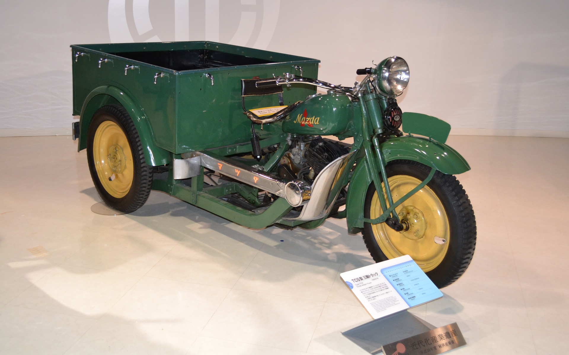Le tout premier véhicule produit par Mazda en 1931, un tracteur à 3 roues