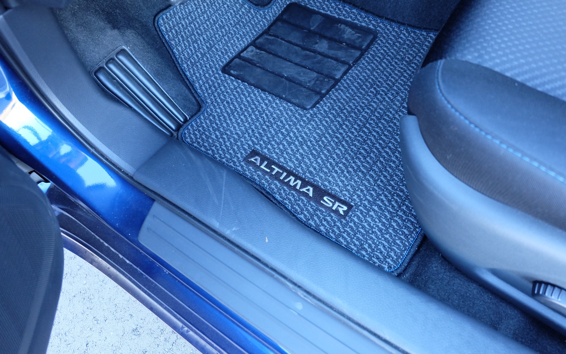 Even the floor mats are excusive to this sporty version of the Altima!