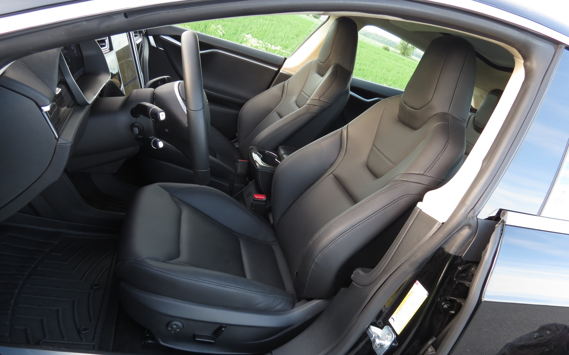 Les nouveaux sièges avant mieux sculptés et plus confortables des Model S
