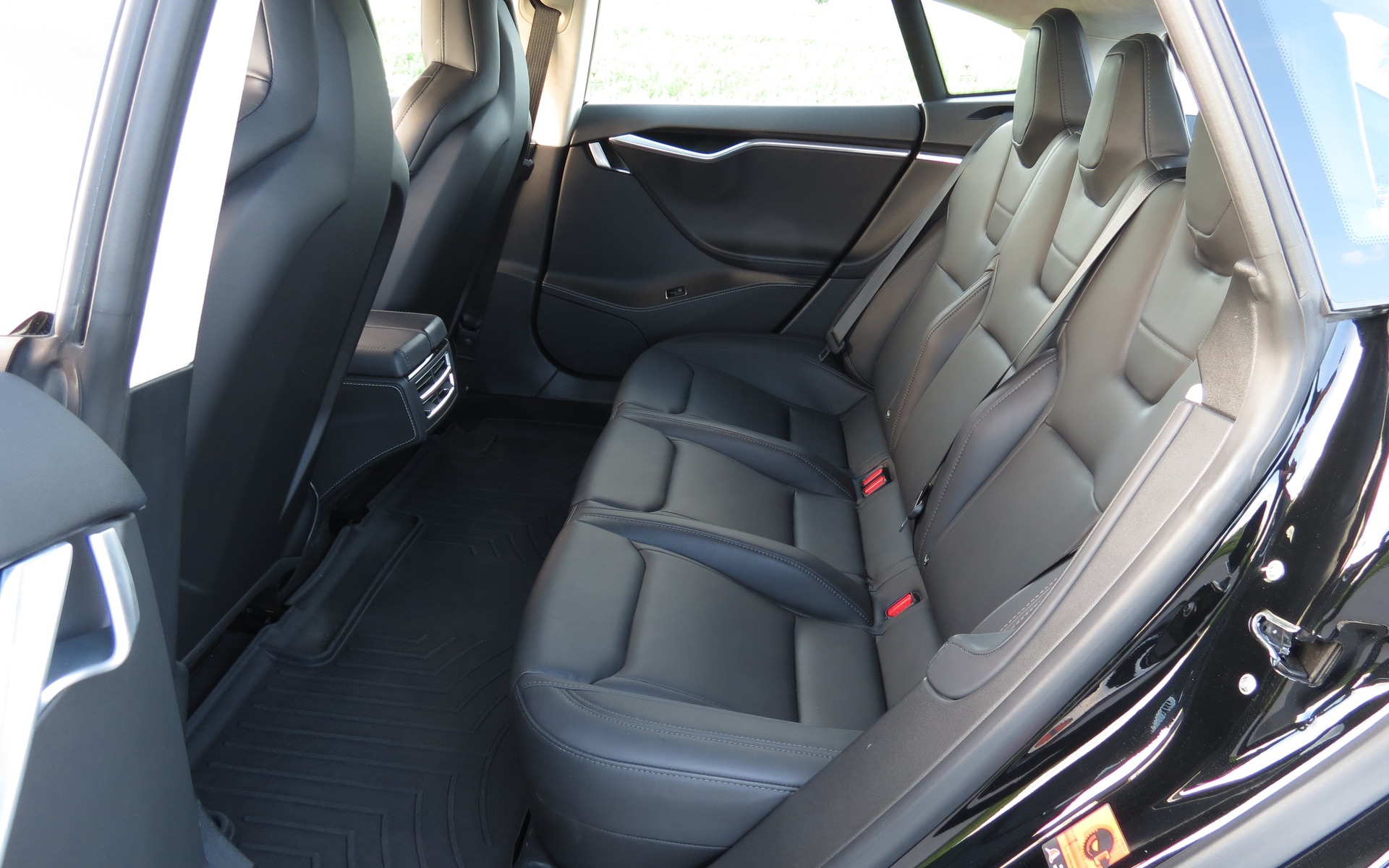 Trois places arrière assez vastes et confortables pour la Model S P85D
