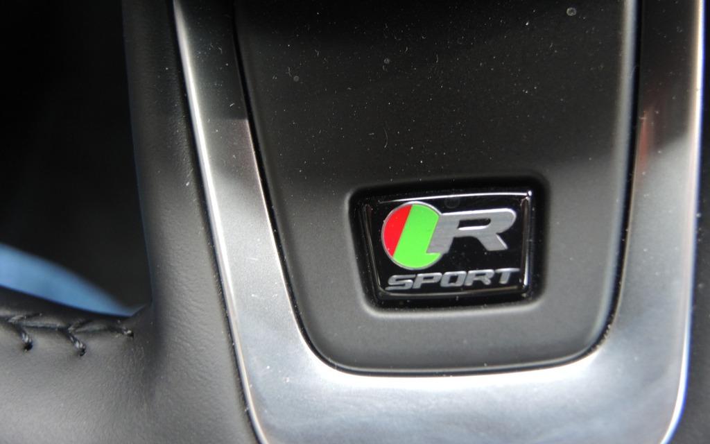Le modèle R-Sport est propulsé par le V6 suralimenté de 340 chevaux.