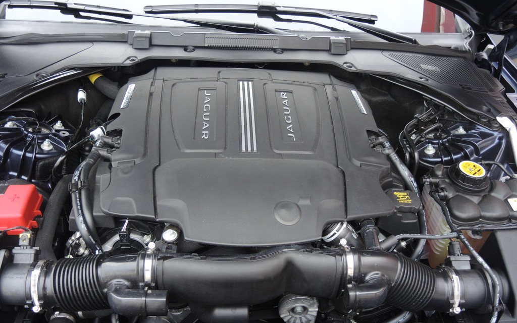 Le V6 3,0 litres est couplé à un compresseur à double turbine.