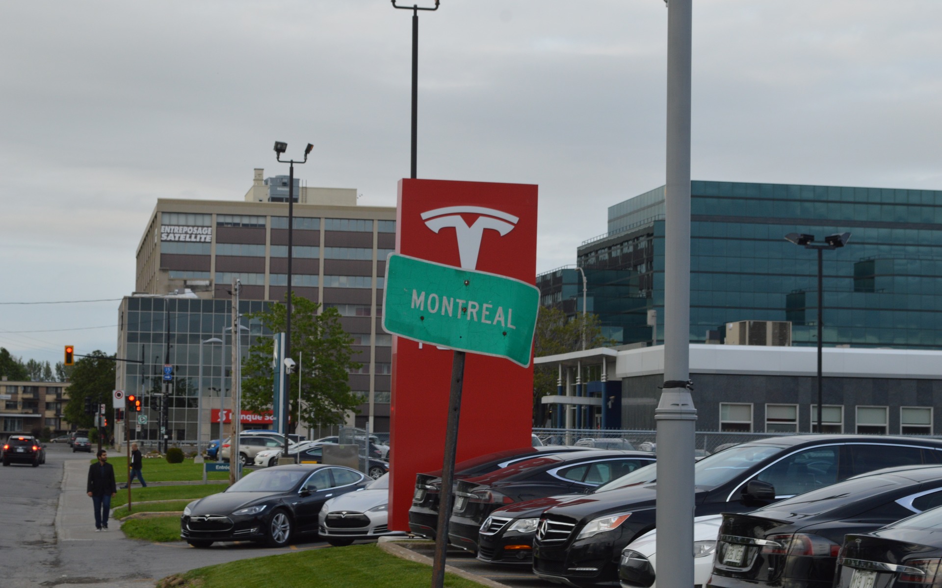 Le concessionnaire Tesla à Montréal tout près de l'ancien Blue Bonnets