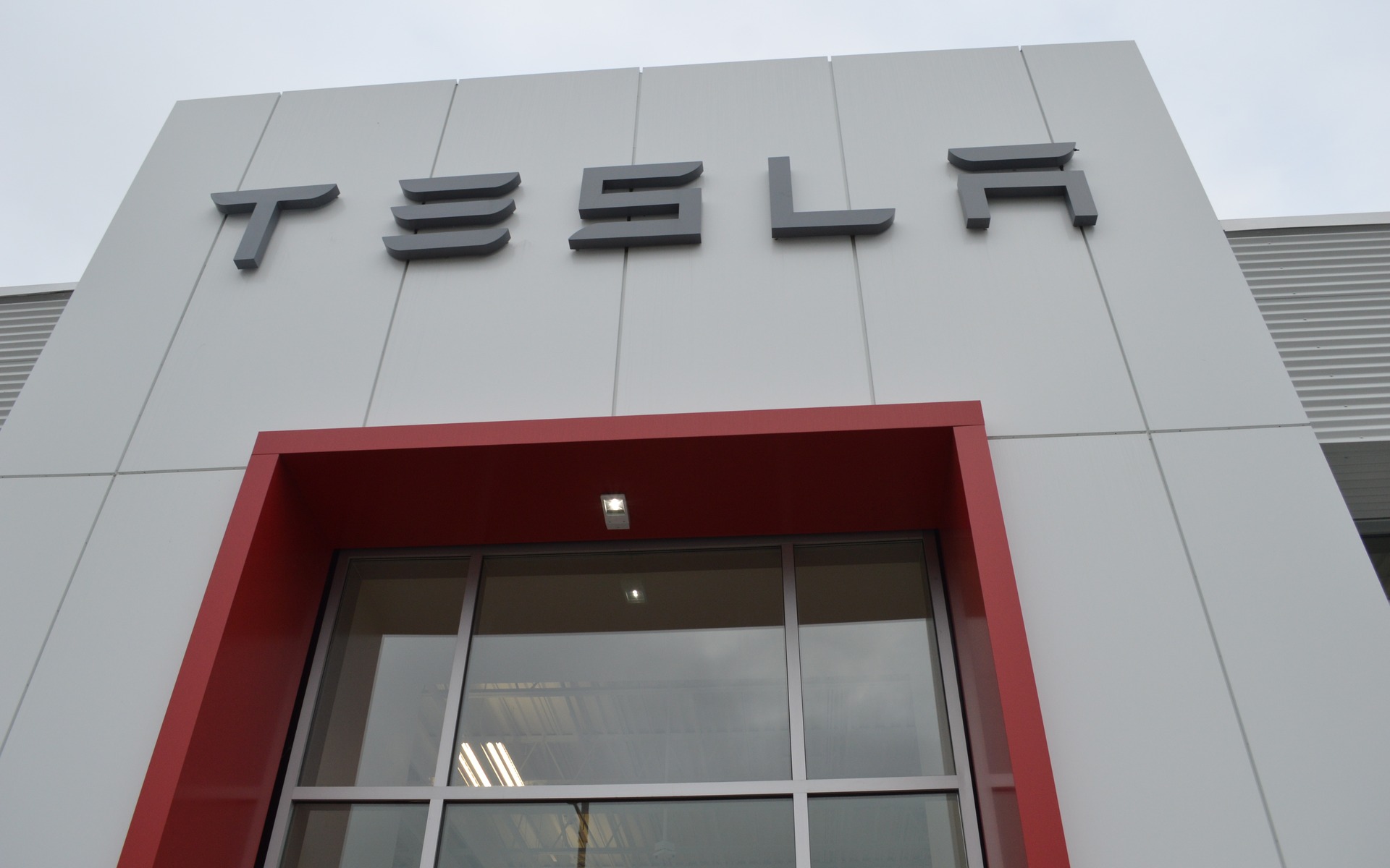 L'entrée de la concession Tesla à Montréal
