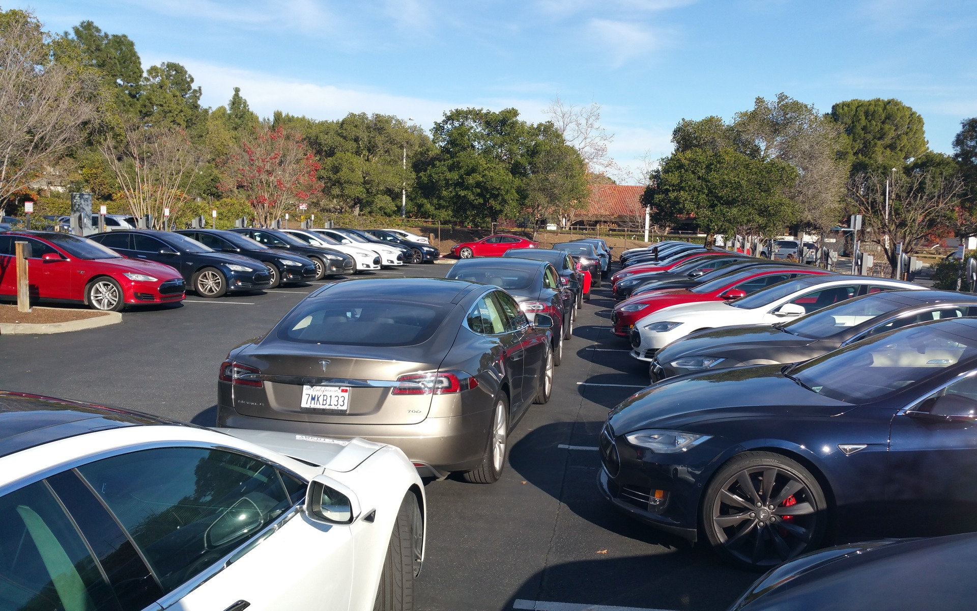 Stationnement Tesla au siège social de la compagnie en Californie