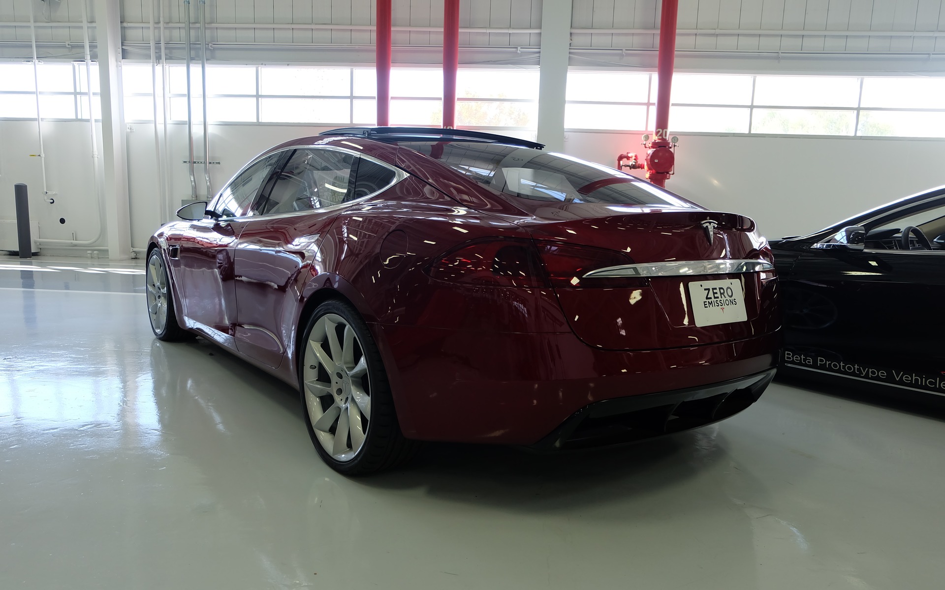 Un des premiers prototypes du Model S à l'usine de Tesla Motors