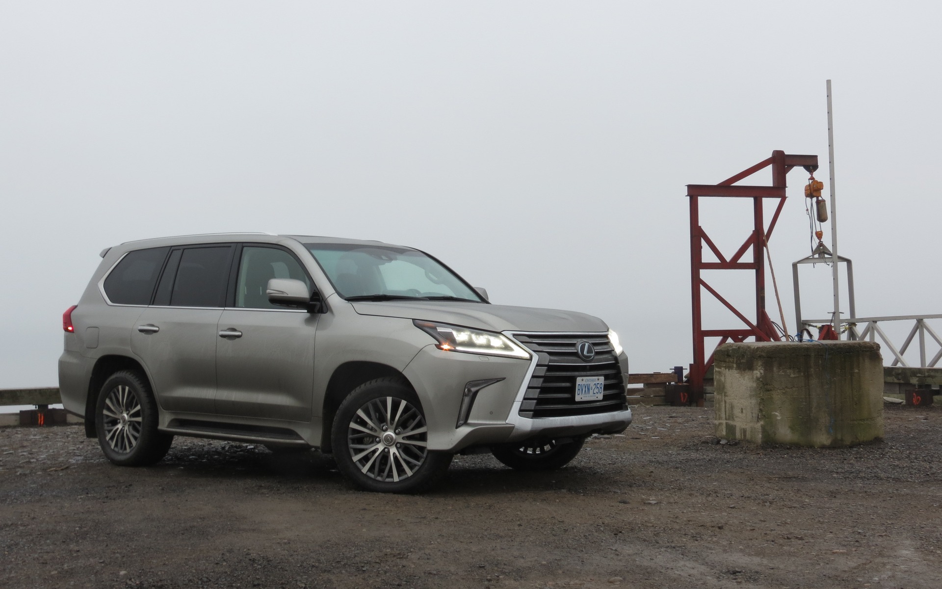 Le LX 570 à la pointe du quai de St-Anne-de-Beaupré