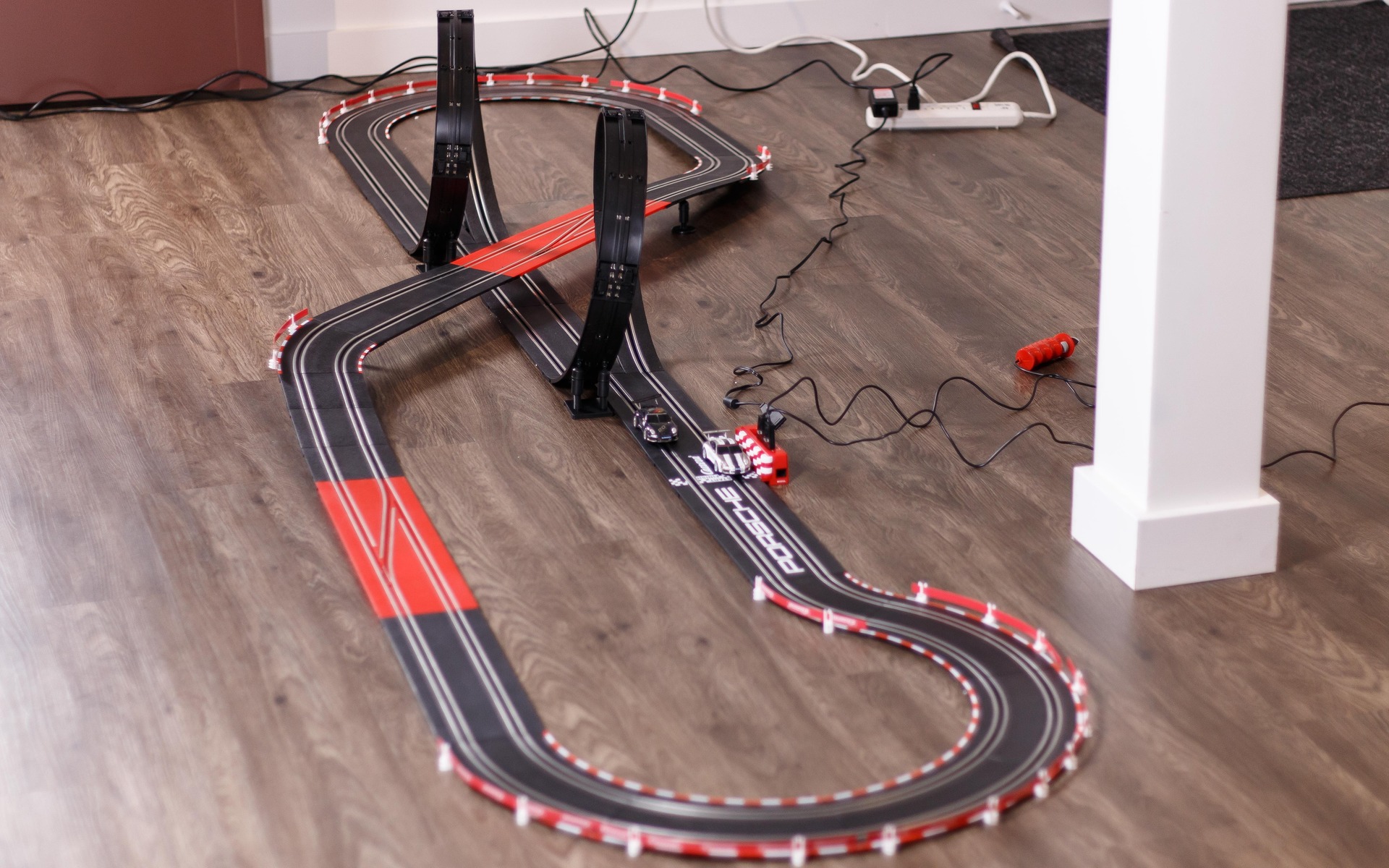 Une piste de course électrique, où s'affronte deux Porsche 911 GT3. 