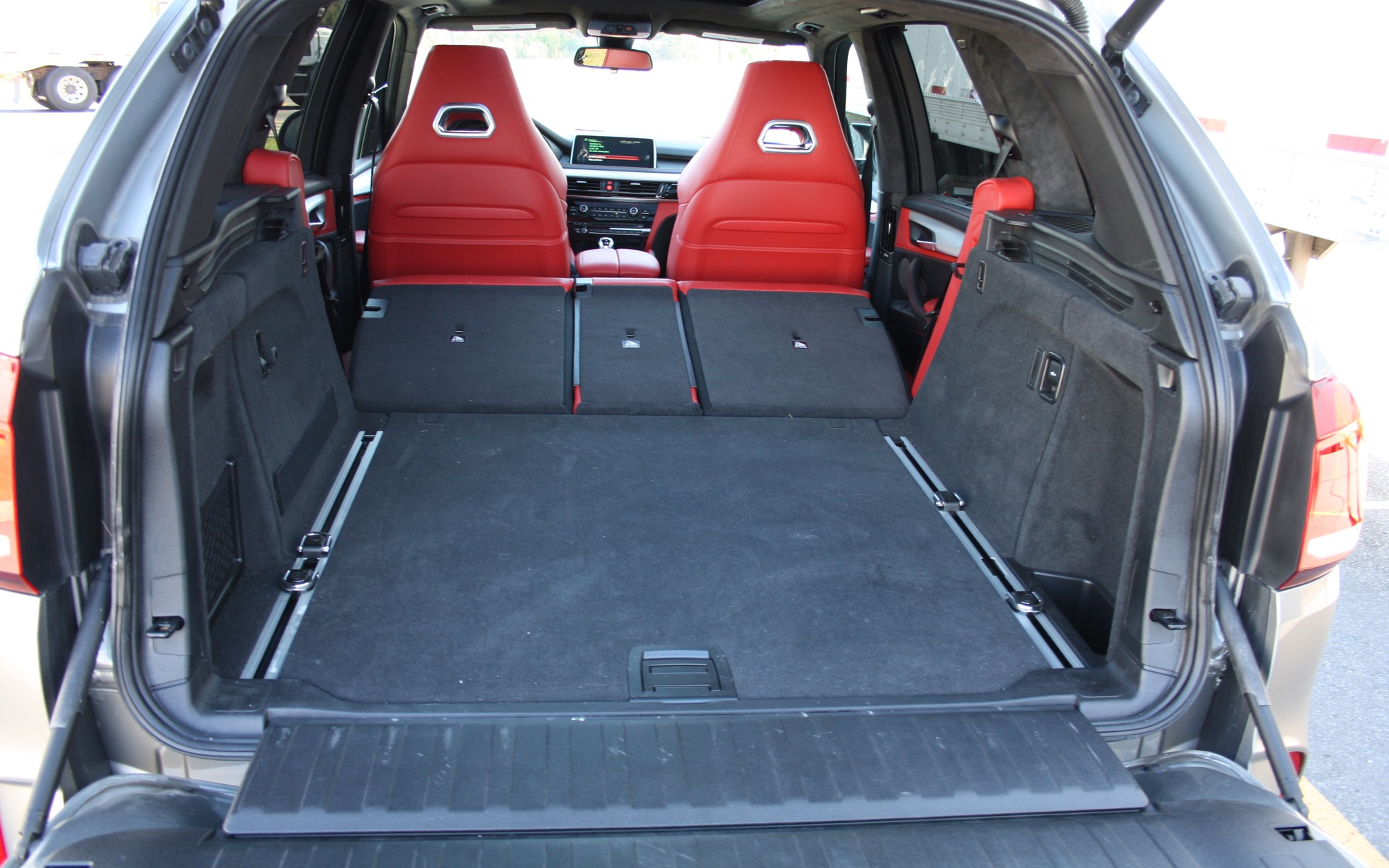 Une fois les dossiers baissés, le coffre peut contenir 1 870 litres.