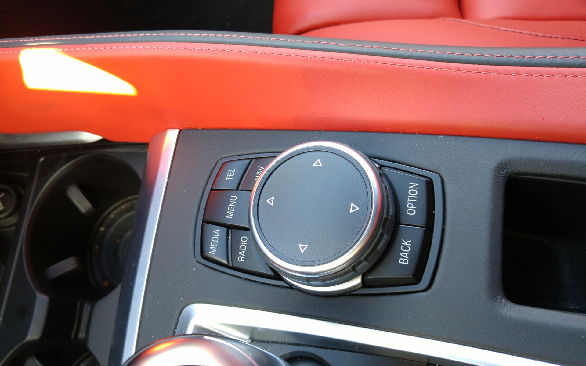 Ce bouton permet de contrôler le système iDrive. 