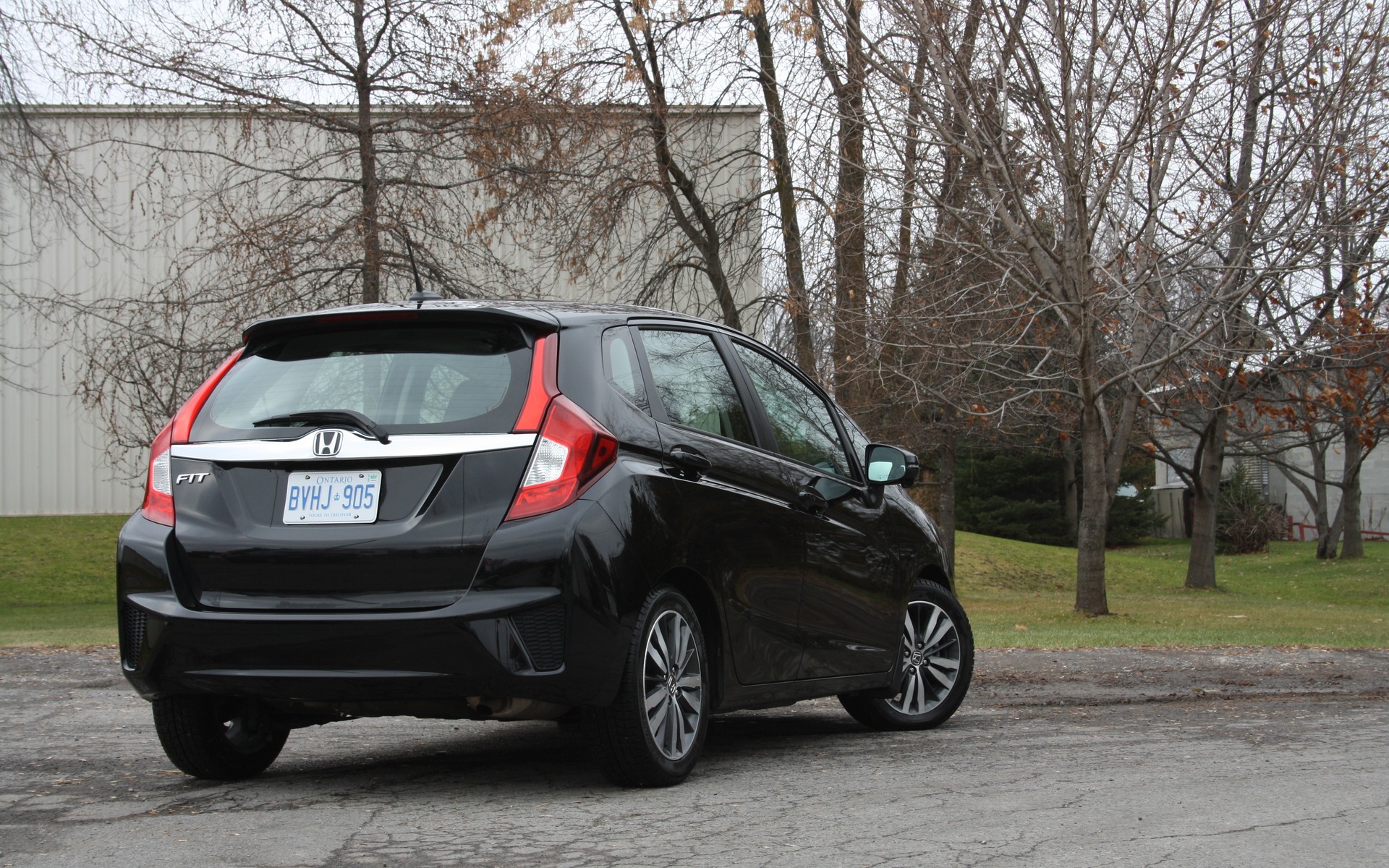 Le 2015 Honda Fit's large hatchback makes loading up the cargo area easy