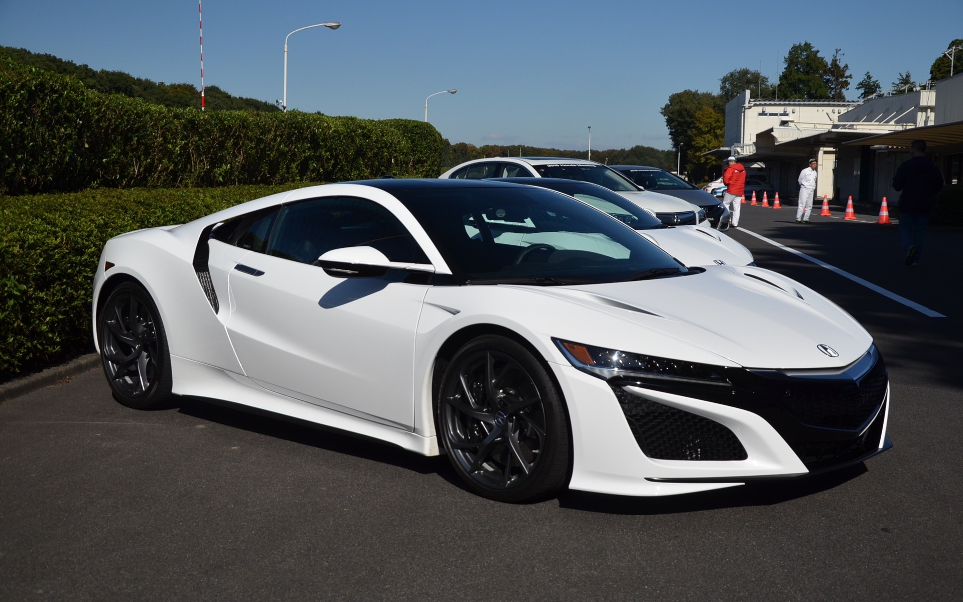 Acura NSX 2017 - 573 chevaux pour 1725 kilos.