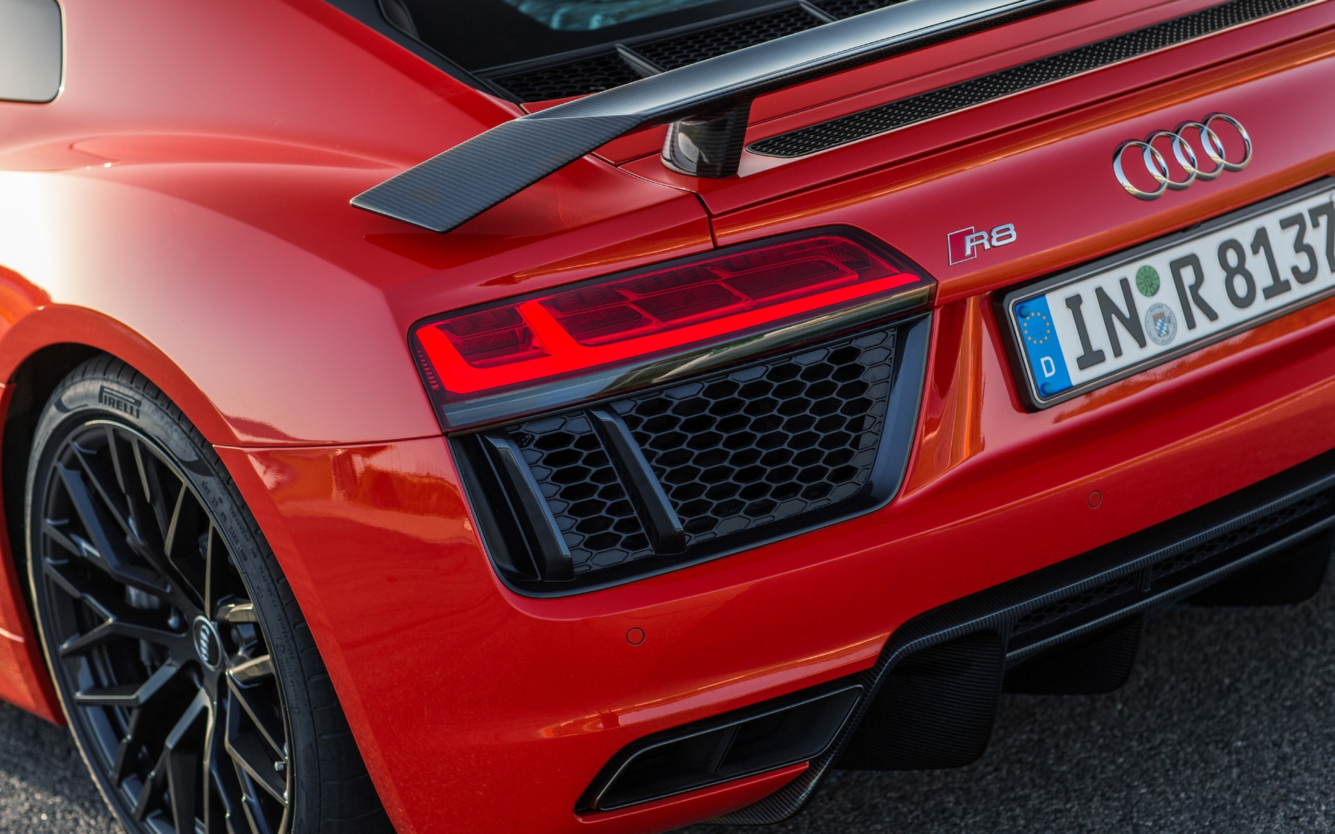 Audi R8 V10 Plus - Aileron arrière fixe sur le modèle V10 Plus.