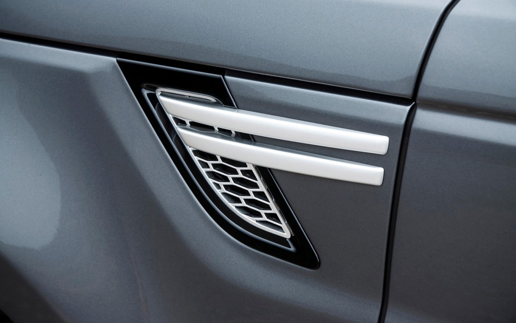 The Range Rover Sport boasts these lateral air vents.