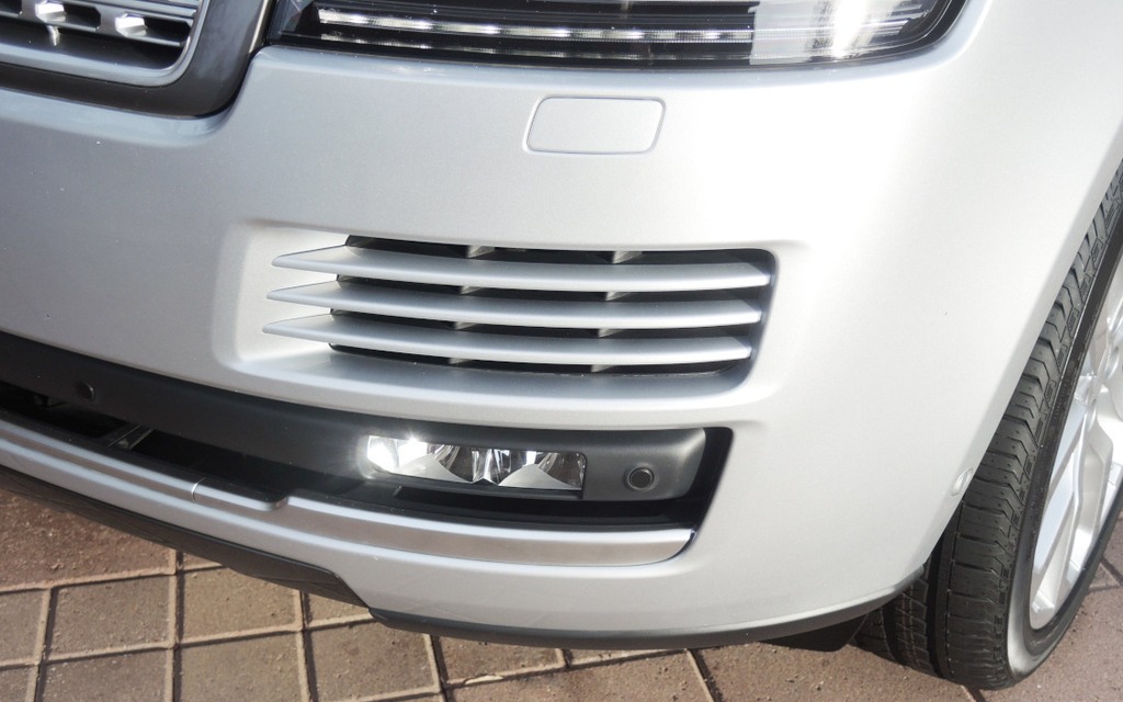 This air intake distinguishes the Range Rover from the Range Rover Sport.
