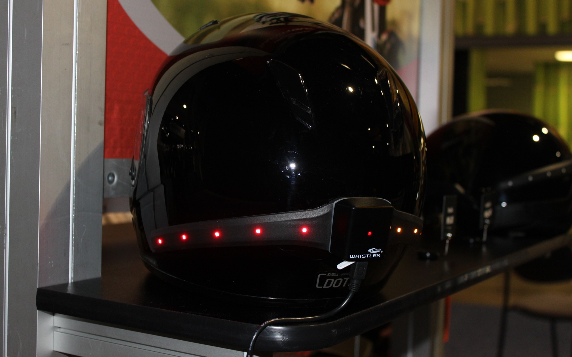 Un casque de moto avec clignotants incorporés.