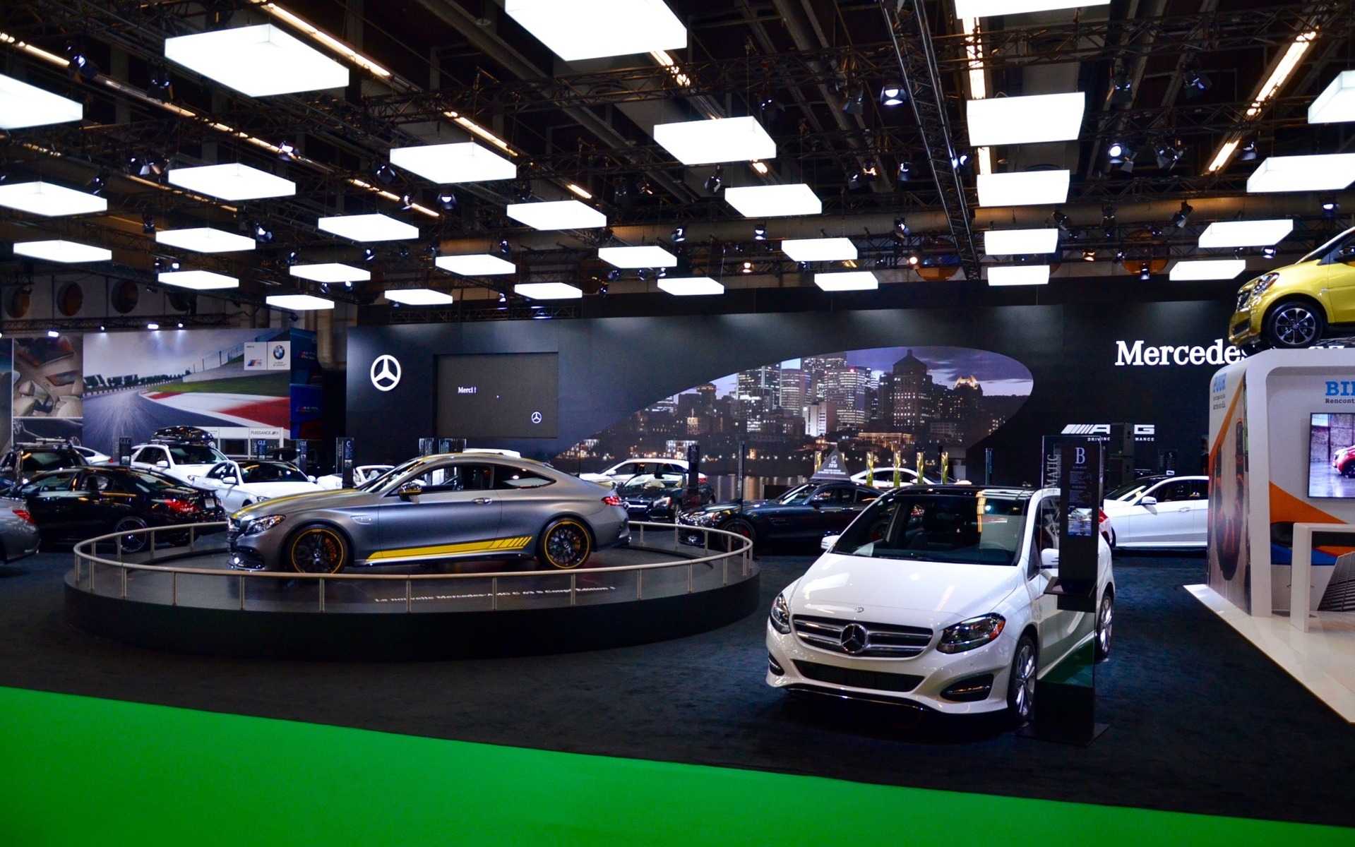 Le kiosque Mercedes-Benz au Salon de l'Auto de Montréal 2016.