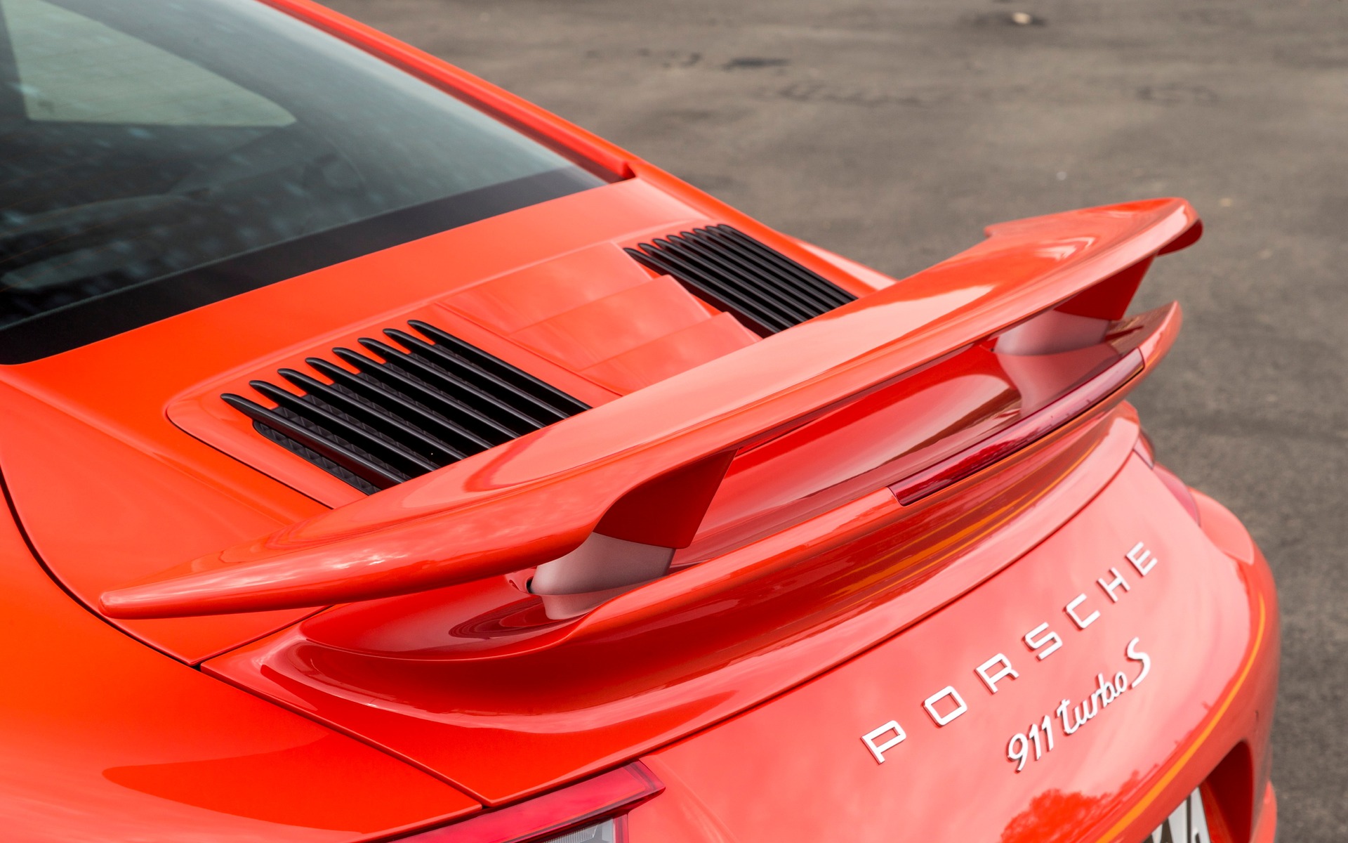 The active rear wing on the 2017 Porsche 911 Turbo S