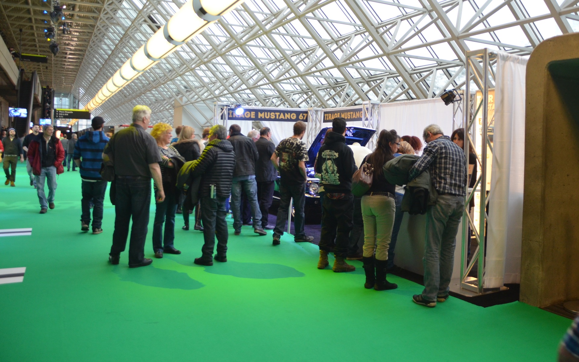 Il y avait toujours foule autour de la Mustang!